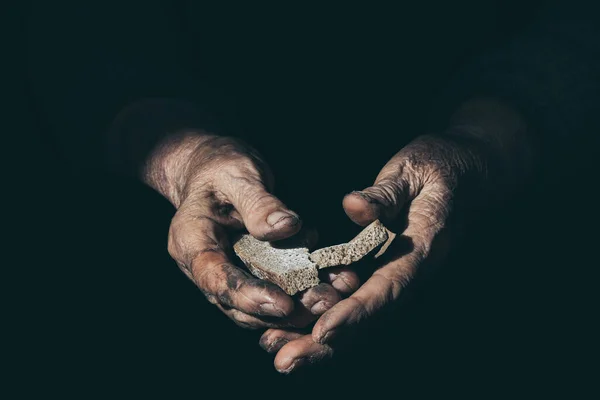 Getrocknetes Brot Den Händen Einer Alten Frau — Stockfoto