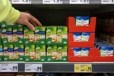 Aachen, Almanya - Ağustos 2017: Knorr kullanıma hazır ambalajlar Hollandaise sos ve Barnaise Kaufland hipermarket rafta sos.