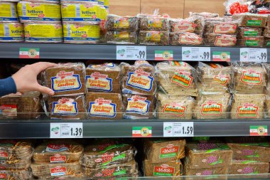 Fransa - Ağustos 2017: Pudingler bir Super U süpermarkette bir özel etiket markadan yelpazesine.