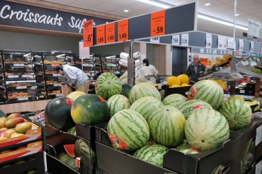 Aachen, Almanya - Ağustos 2017: Lidl süpermarket taze bölümü. Lidl Alman indirim zinciri, 9800 mağazalarda Avrupa'nın 28 ülke olsun.
