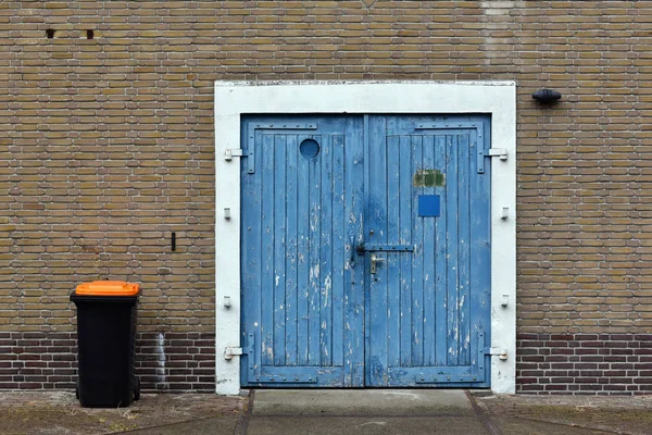 Contenedor Residuos Junto Una Puerta Granero Madera Azul Almacén Holandés —  Fotos de Stock