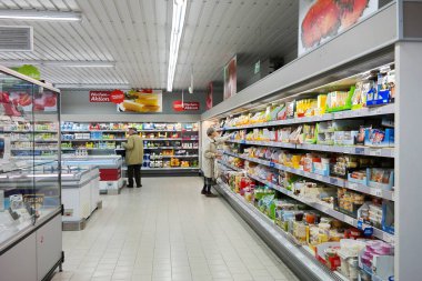 Meppen, Almanya - 22 Kasım 2017: Bir Aldi Nord indirim süpermarket taze bölümündeki üst düzey alışveriş.