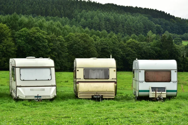 Três Caravanas Desatualizadas Alinhadas Acampamento Nas Ardenas Belgas — Fotografia de Stock
