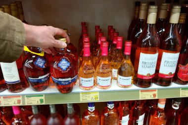 Almanya - Mayıs 2018: Medinet ve Jp Chenet Fransız şarapları bir Alman Rewe süpermarkette.