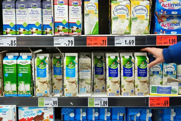 ドイツ 2016年 顧客はバイオ ミルク ドイツ Kaufland スーパー マーケットの冷蔵庫に有機ミルクで棚から梱包 — ストック写真