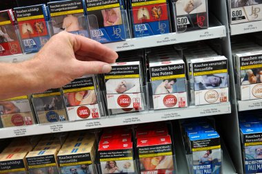 Almanya - Ağustos 2018: grafik tütün ambalaj uyarı iletilerini Kaufland süpermarket Sigara Counter şok edici ile Sigara paketleri.