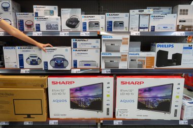 Almanya - Ağustos 2018: Elektrikli cihazlar bir Kaufland süpermarkette. Blaupunkt elektronik cihazlar bir Alman üretici olduğu.