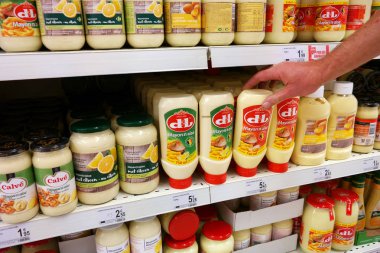 Belçika - Ağustos 2018: Mayonez Carrefour süpermarket çeşitli markalar raflar. 