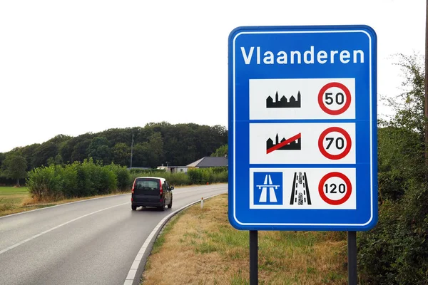 佛兰芒地区边界招牌 在佛兰德边境的限速标志 佛兰芒语 — 图库照片