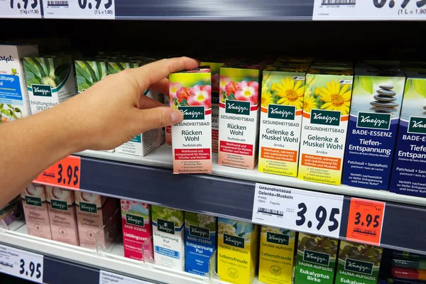 カウフランドのスーパーマーケットでクナイプ自然療法製品 ドイツ 2018 クナイプGmbhは ハートマン グルッペが所有する自然療法製品のドイツのメーカーです — ストック写真