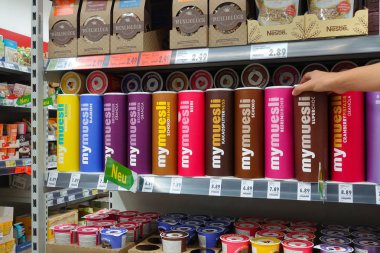 Almanya - Ağustos 2018: Mymuesli bir Kaufland süpermarketinde ambalajlar. Mymuesli% 100 organik maddeler içeren kahvaltılık tahıl bir Alman markasıdır.