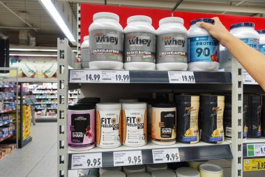 Almanya - Ağustos 2018: Ambalajlar ile peynir altı suyu yüksek protein fitness sallamak tozlar Kaufland hipermarket.