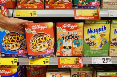 Almanya - Ekim 2018: Bir Alman Rewe süpermarkette çocuklarınızın Kellogg's ve Nestl marka kahvaltı ürünleri raflar.