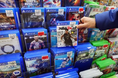 Almanya - Ekim 2018: mağaza ekran ev video oyun konsolu Playstation 4 oyunlarla dolu. NBA 2k bir video oyun için popüler bir oyun konsolu bir Kaufland hipermarket 19.
