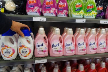 Hollanda - Aralık 2018: bir mağazada şişe sıvı deterjan ile dolu raflar. Lenor ve Fleuril marka Tekstil deterjan bir indirim süpermarkette jel.