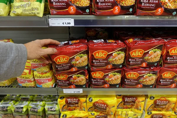 Shelves Instant Soups Noodles Store Netherlands October 2018 Various Noodles — Stock Photo, Image