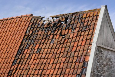 Bir eski Hollanda Evi döşeli çatısı parçası zarar