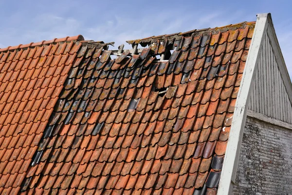 荷兰一栋老房子的瓷砖屋顶被损坏的一部分 — 图库照片