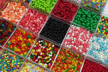 Satış için çeşitli şeker. Kudüs 'teki Machane Yehuda pazarında bir standın renkli şeker ekranı.
