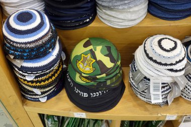 Kudüs, İsrail - Mart 2019: Kudüs'te satılık tığ işi kippot. Kippah bir mağazada satılık Idf amblemi ile basılmış.