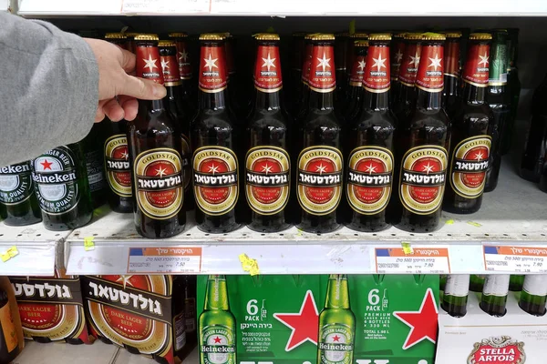以色列拉阿纳纳 2019年3月 胜利超市不同品牌的啤酒 Goldstar 是以色列品牌的黑啤酒 由内坦尼亚的 Tempo 啤酒工业公司酿造 — 图库照片