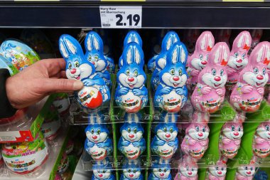 Almanya - Şubat 2019: Bir Süpermarkette Kinder marka çikolata Paskalya Bunnies. Paskalya Tavşanı da Paskalya Tavşanı veya Paskalya Tavşanı olarak da adlandırılır..