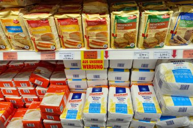 Almanya - Nisan 2019: Bir markette un ambalajları. Bir Alman K +K, Klaas & Kock süpermarketinde çeşitli pişirme ürünleri.  