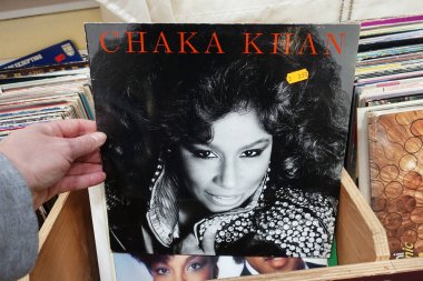 Hollanda - Mart 2019: Amerikalı şarkıcı, söz yazarı ve müzisyen Chaka Khan'ın ikinci el mağazasındaki LP kaydı.