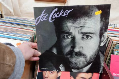 Hollanda - Mart 2019: Albüm: Joe Cocker - Civilized Man, İngiliz şarkıcı ve müzisyen Joe Cocker'ın Lp kaydı, ikinci el mağazasında.