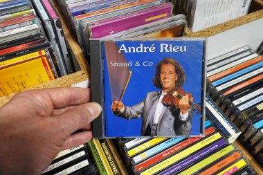 Hollanda - Mart 2019: Albüm: Andr Rieu - Strauss & Co, Hollandalı kemancı ve şef Andr Rieu'nun cd kaydı ikinci el mağazasında.