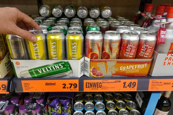 Alemania Abril 2019 Latas Veltins Marca Bebidas Alcohólicas Supermercado Lidl —  Fotos de Stock