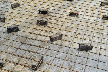 Beton döküm hazırlama ve çelik demir için düzen. Bu onun çekme mukavemetini artırmak için döküm beton içine gömülü olacak.