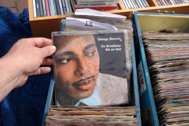 Hollanda - Nisan 2018: Single: George Benson - Broadway'de, Biz aşk olarak. Amerikalı gitarist, şarkıcı ve söz yazarı George Benson'ın ikinci el mağazasındaki tekli kaydı.