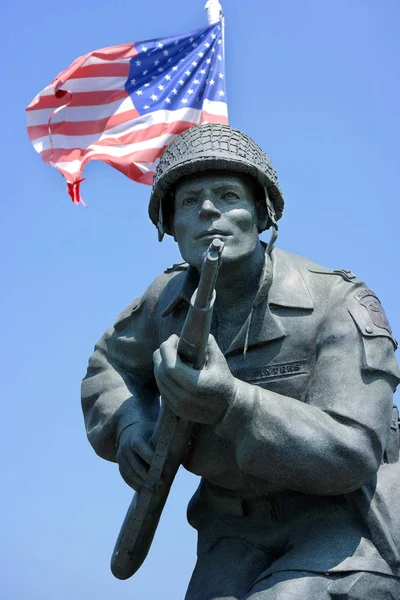 サント マリー ノルマンディー フランス 2014年7月リチャード デイビス ディック ウィンターズの像は 第二次世界大戦中 第101空挺師団の一部であるイージーカンパニーを指揮するために最もよく知られています ストック写真