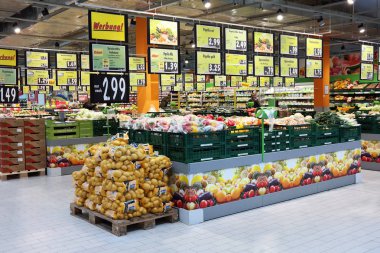Meppen, Almanya - Şubat 2015: Meyve ve sebze taze bölümünde bir Kaufland süpermarket. Kaufland Alman hipermarket zinciri, Schwarz tur bir parçası olsun.