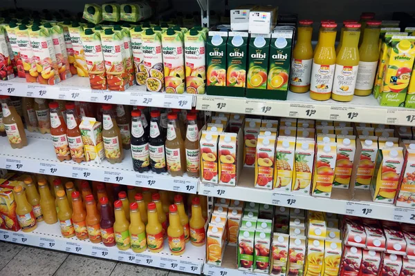 Tyskland Augusti 2015 Hyllor Med Fruktjuicer Verklig Hypermarket Europeisk Stormarknadskedja — Stockfoto