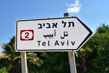Tel Aviv, İsrail yolunu gösteren trilingual yol işareti