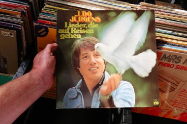 The NETHERLANDS - Mayıs 2020: Udo Jurgens - Lieder, die auf Reisen gehen. 1978 yılında Avusturyalı besteci ve şarkıcı Udo Jurgens 'in ikinci el mağazasındaki plağı..