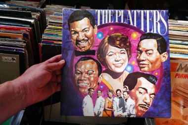 NETHERLANDS - Mayıs 2020: Derleme Albüm: The Platters. Amerikan vokal grubu Platters 'ın LP kaydı 1952' de bir ikinci el mağazasında kuruldu..
