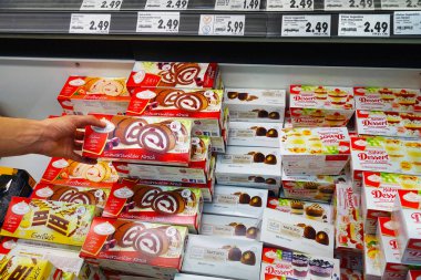 Kaufland süpermarketinde dondurulmuş Schwarzwalder Kirsch hamur işleriyle dolu bir dondurucu. Coppenrath & Wiese, Dr. Oetker 'ın sahibi olduğu, Avrupa' nın en büyük donmuş fırın ürünlerinden biri olan bir Alman gıda şirketidir..