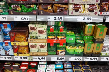 ALMANY - HAZİRAN 2017: Penny indirimli süpermarkette çeşitli kahve paketleriyle raflar.