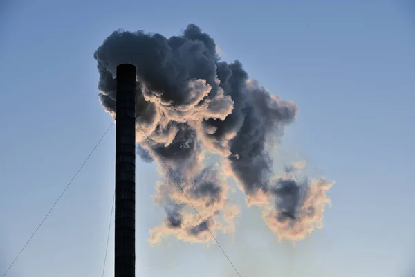 Chimenea Industrial Humeante Contra Cielo Despejado Atardecer — Foto de Stock