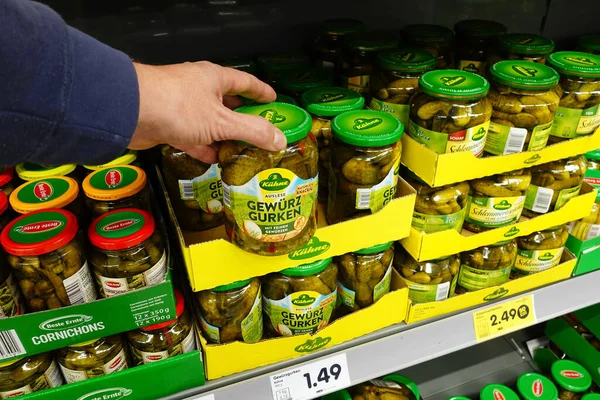 네덜란드 2019 상점에서 항아리 절임을 슈퍼마켓에 냄비에 오이입니다 독일의 사업인 — 스톡 사진