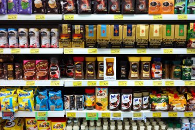 ALMANY - HAZİRAN 2017: Bir Rewe süpermarketinin raflarında sergilenen hazır kahve çeşitleri.