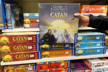 GERMANY AUGust 2019: Mağaza sergisi Catan 'ı gösteriyor, daha önce Catan Yerleşimcileri olarak bilinen, Klaus Teuber tarafından tasarlanmış çok oyunculu bir masa oyunu..