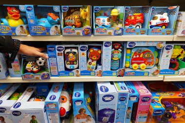 ALMANY AĞUSTOS 2019: Bir dükkanda Vtech marka eğitici oyuncaklar. VTech, Hong Kong merkezli çocukluktan anaokuluna kadar tüm dünyada elektronik öğrenim ürünleri üretiyor..