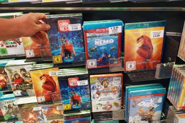 ALMANY AĞUSTOS 2019: Bir dükkanda DVD filmleri. Almanca dublajlı Walt Disney ve Pixar Animasyon Filmleriyle dolu bir depo görüntüsü.