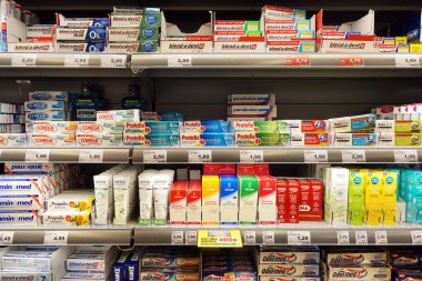 ALMANY - AĞUSTOS 2019: Marktkauf Hipermarketinde diş bakımı ve oral bakım ürünleri.