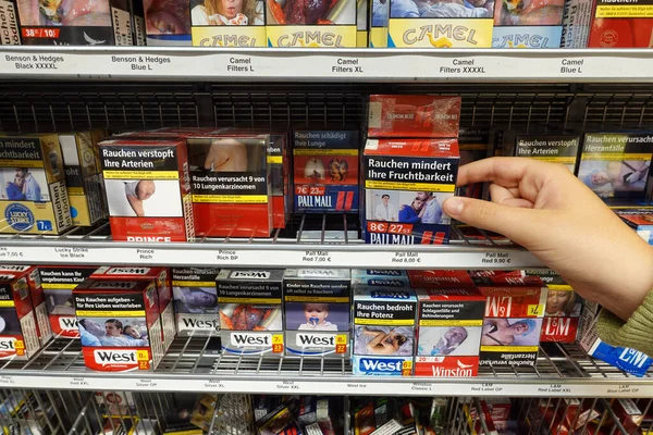ドイツ 8月2019 消費者はお店でタバコを購入します 衝撃的なグラフィックタバコ包装とタバコパッケージMarktkaufハイパーマーケットタバコカウンターで警告メッセージ — ストック写真
