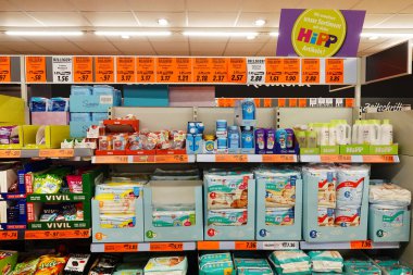 ALMANY - HAZİRAN 2020: Raflar Lidl indirimli süpermarkette bebek bakım ürünleri içeriyor